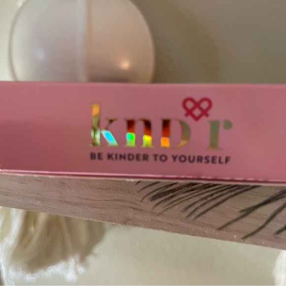 KNDR Highlighter pallet New in Box - Picture 3 of 6